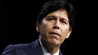 A longtime California Democratic lawmaker badly bungled the Pledge of Allegiance during a Los Angele