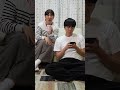 テレビでエッチなシーンが流れてきて気まずくなる子供とイジる母親