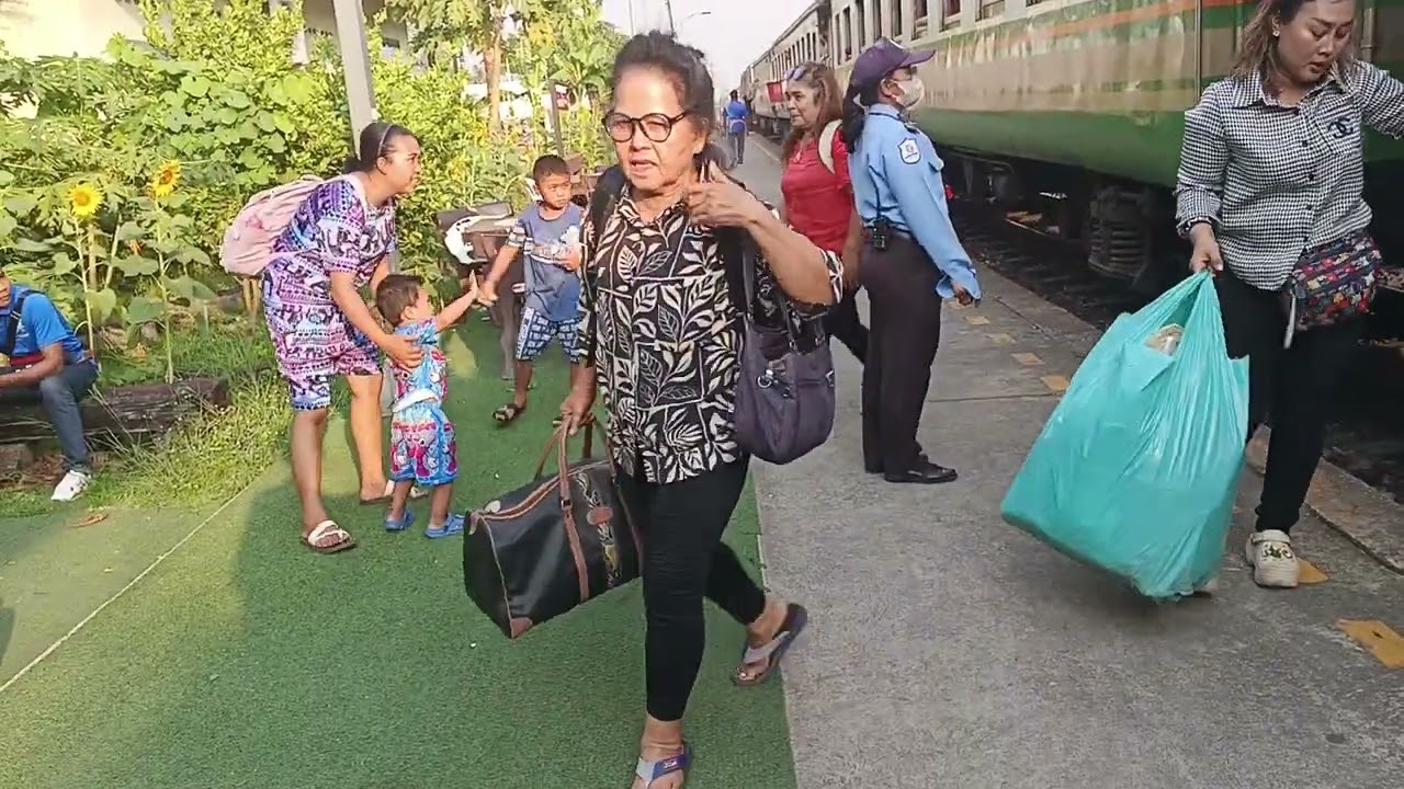 ขบวน 254 จอดสถานีศาลายา