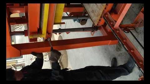 How to unscrew the mould of QT4-25 fully automatic concrete block making machine