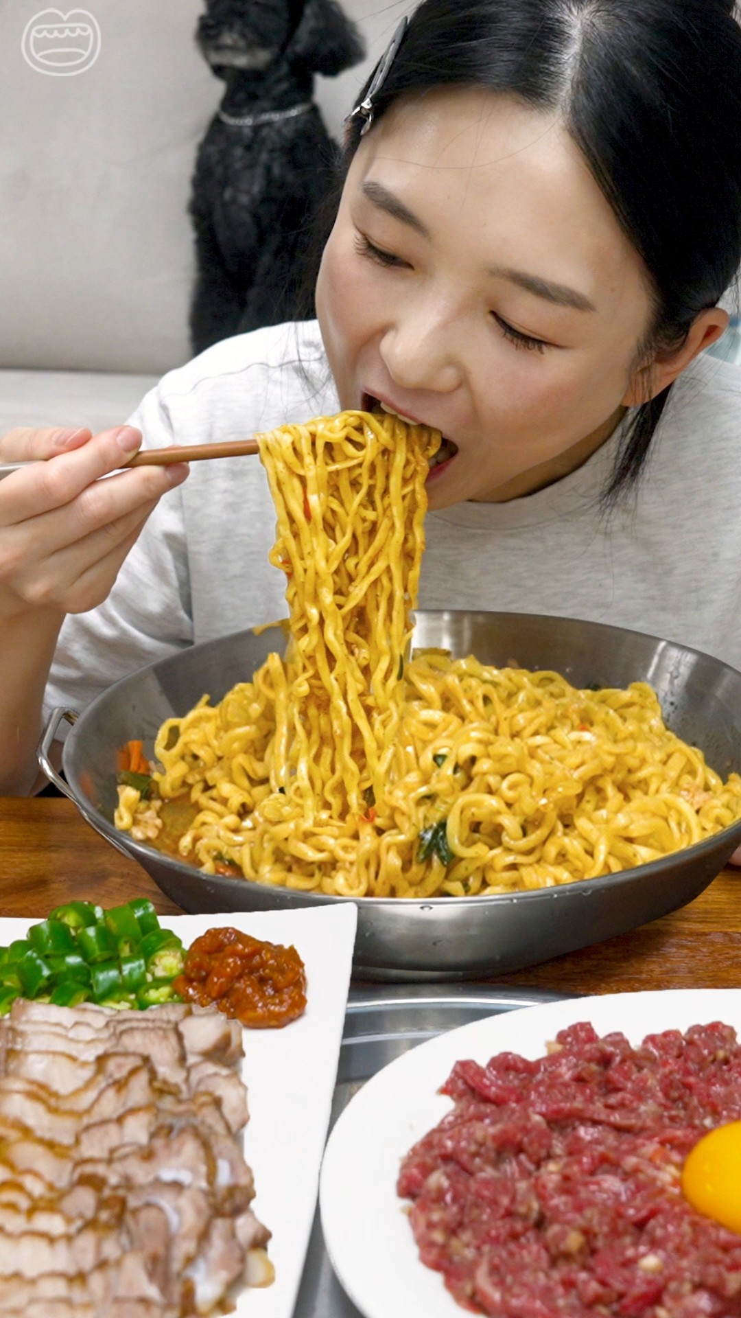 비빔면엔...수육?육회?