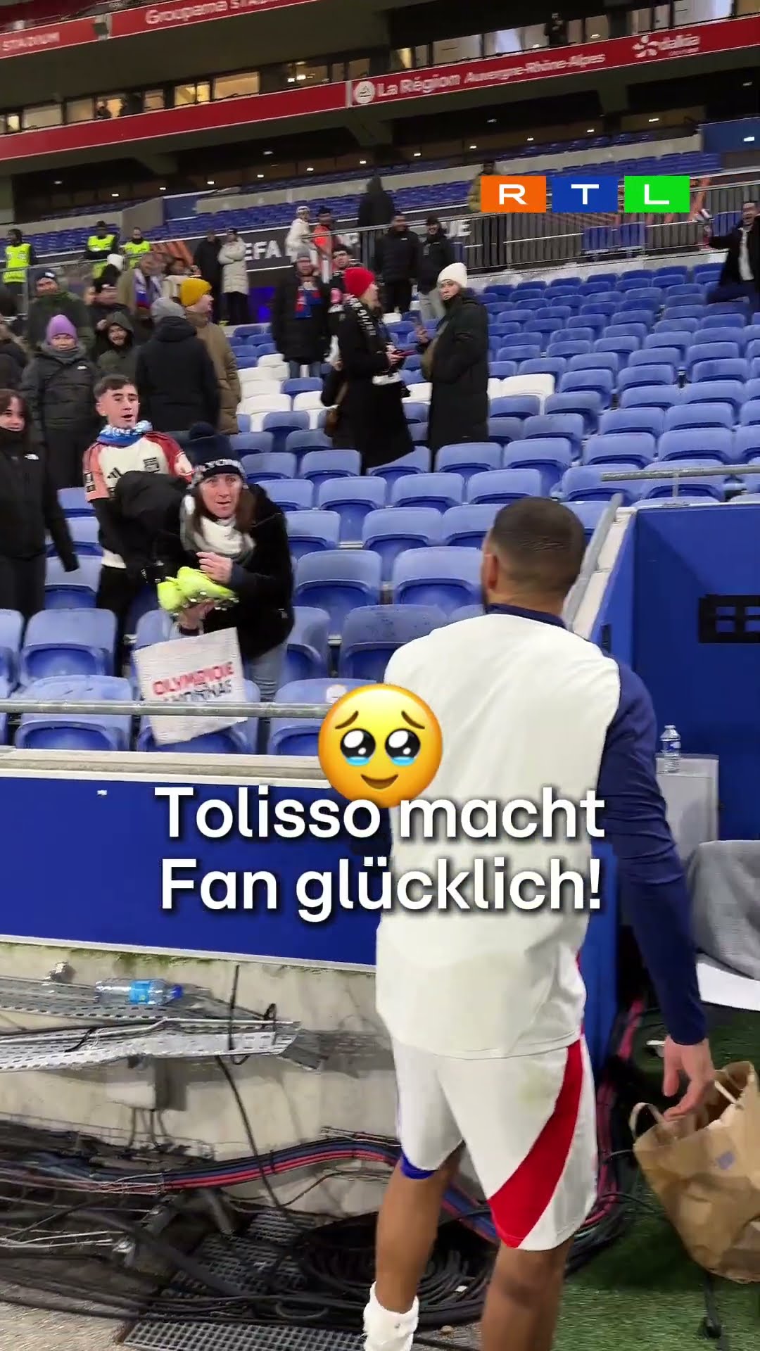 Der ehemalige Bayern-Spieler mit einer schönen Geste nach dem Spiel!?