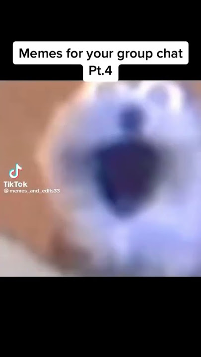 Um boneco azul fazendo aquele meme do ronco