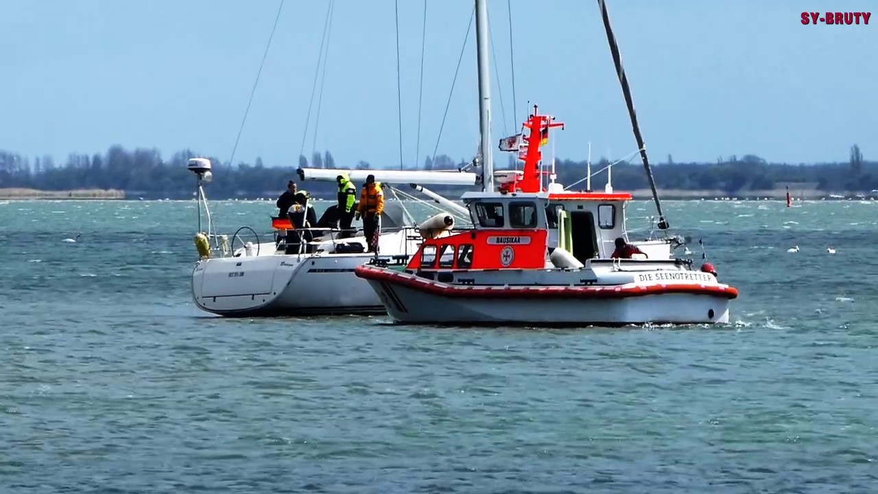 Sailing ship is freed by sea rescuers - Segelschiff wird von Seenotrettern befreit
