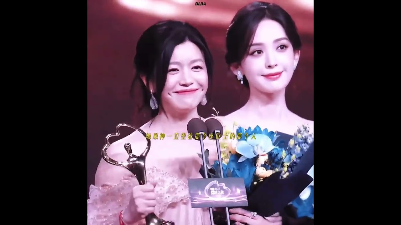 #陳妍希 微博之夜領獎 #周柯宇 在台下用手機拍照完整畫面#sniperbutterfly 狙擊蝴蝶