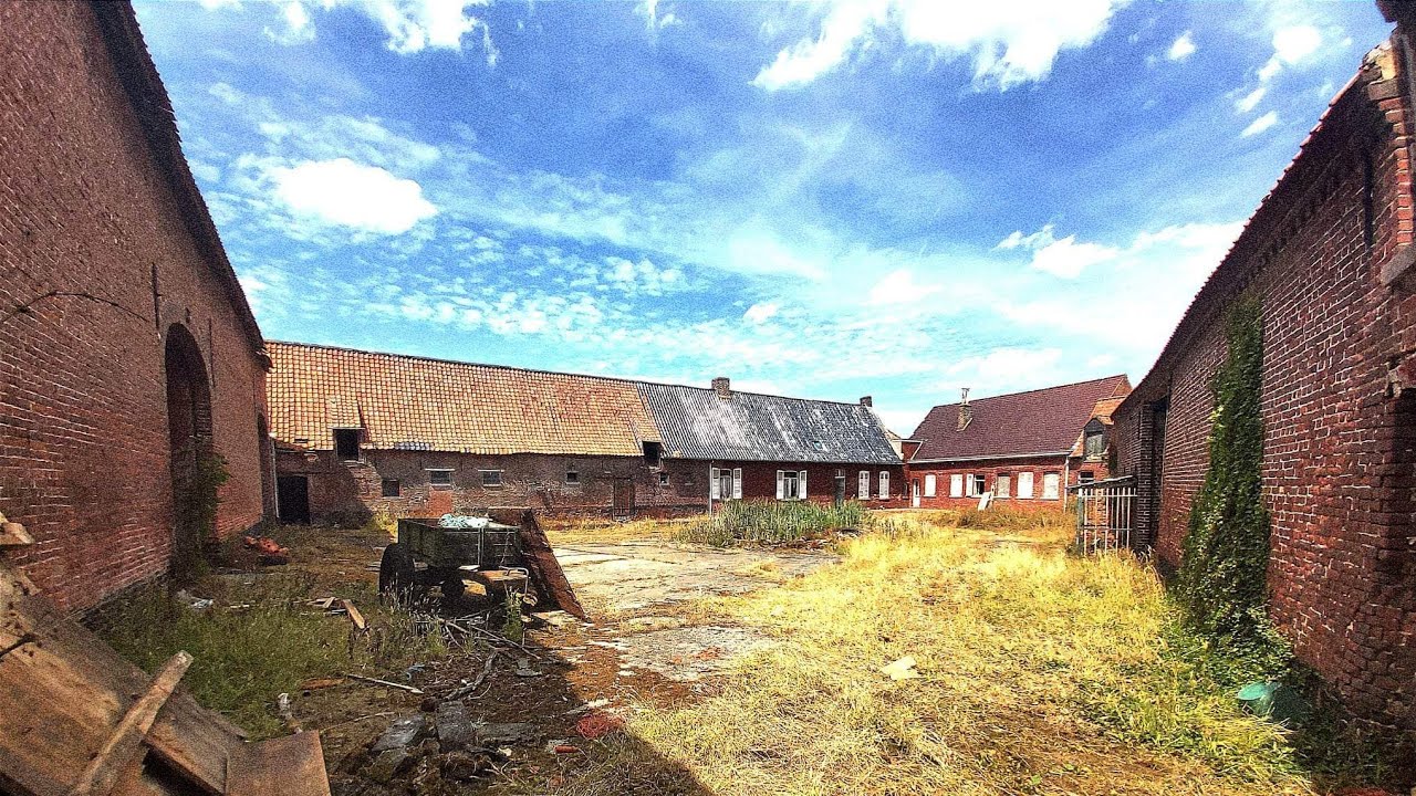 Urbex dans une grande ferme - Ces objets ont 70 ans! 🏚😱