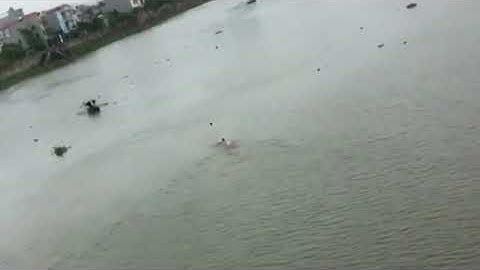 Thượng úy quân đội nhảy xuống sông cứu cô gái bị đuối nước