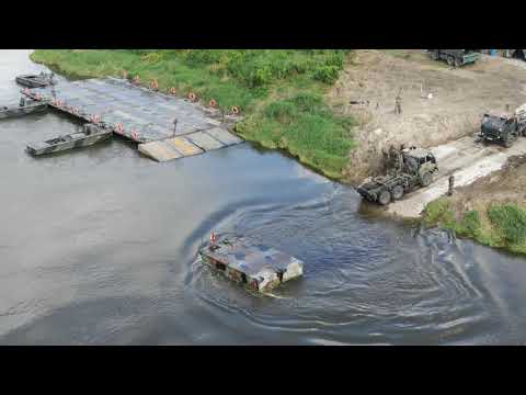 Wojsko buduje most pontonowy w Świniarach - na granicy powiatów bocheńskiego i proszowickiego