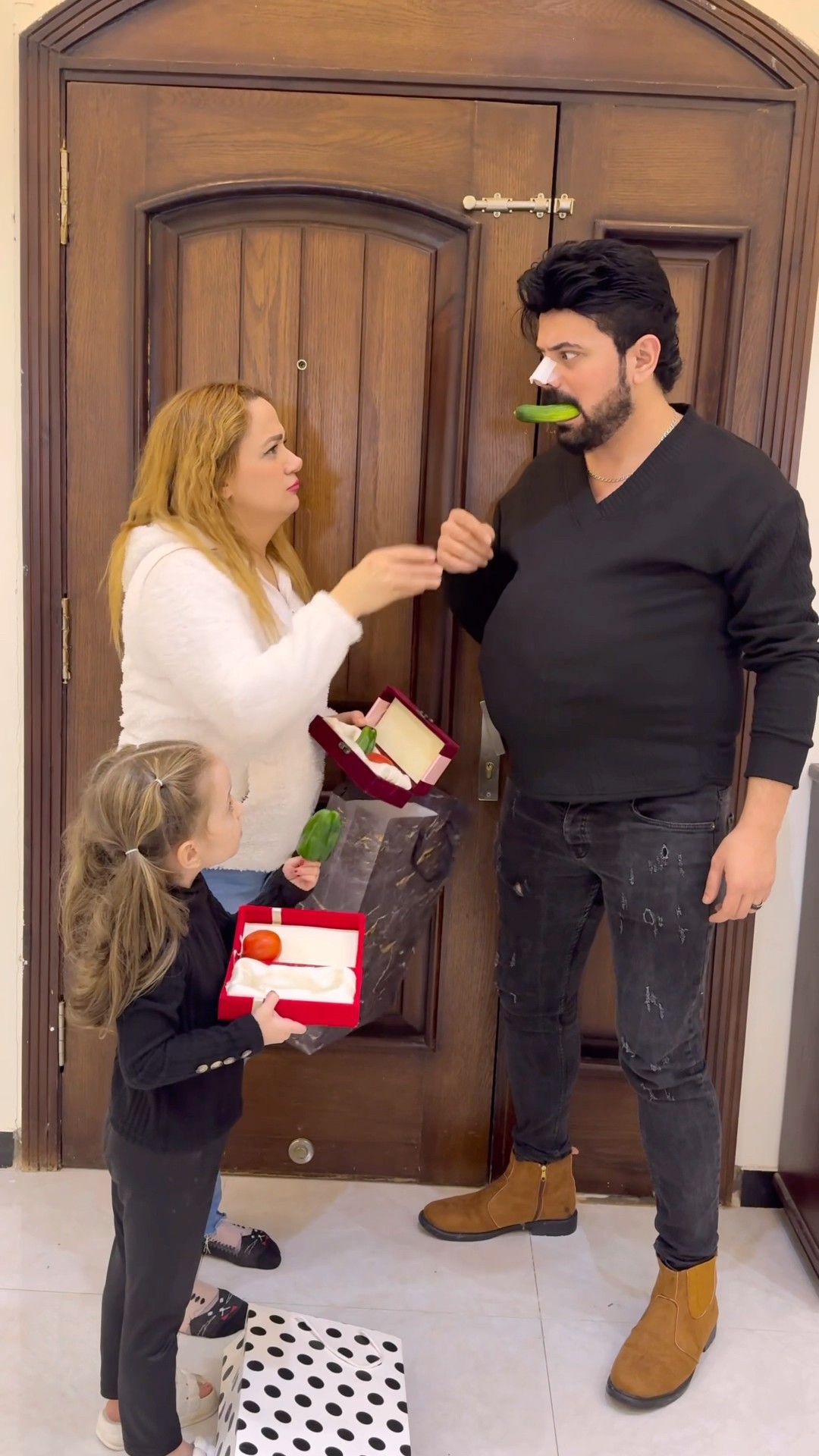احضرت هدايا ليعملو سلطة ولكن