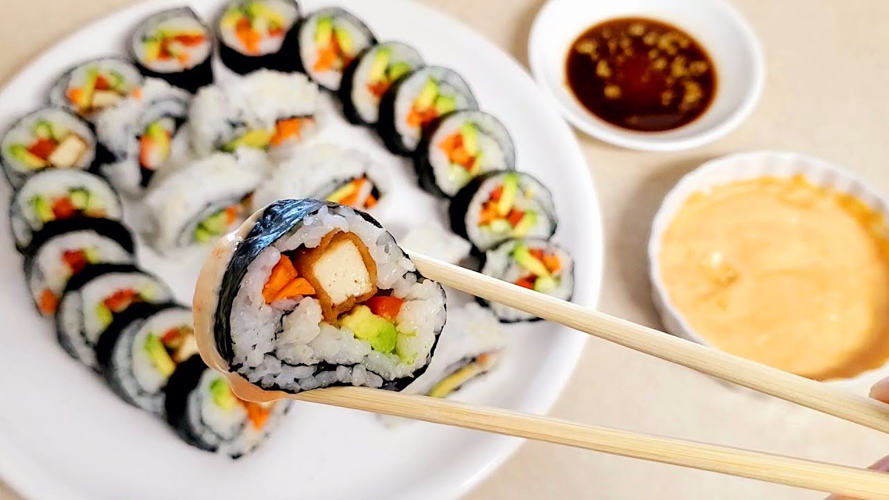 How roll sushi with bamboo mat (California Roll) 