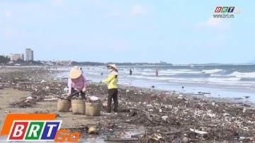 Hàng chục tấn rác đại dương trôi dạt vào bờ biển Vũng Tàu