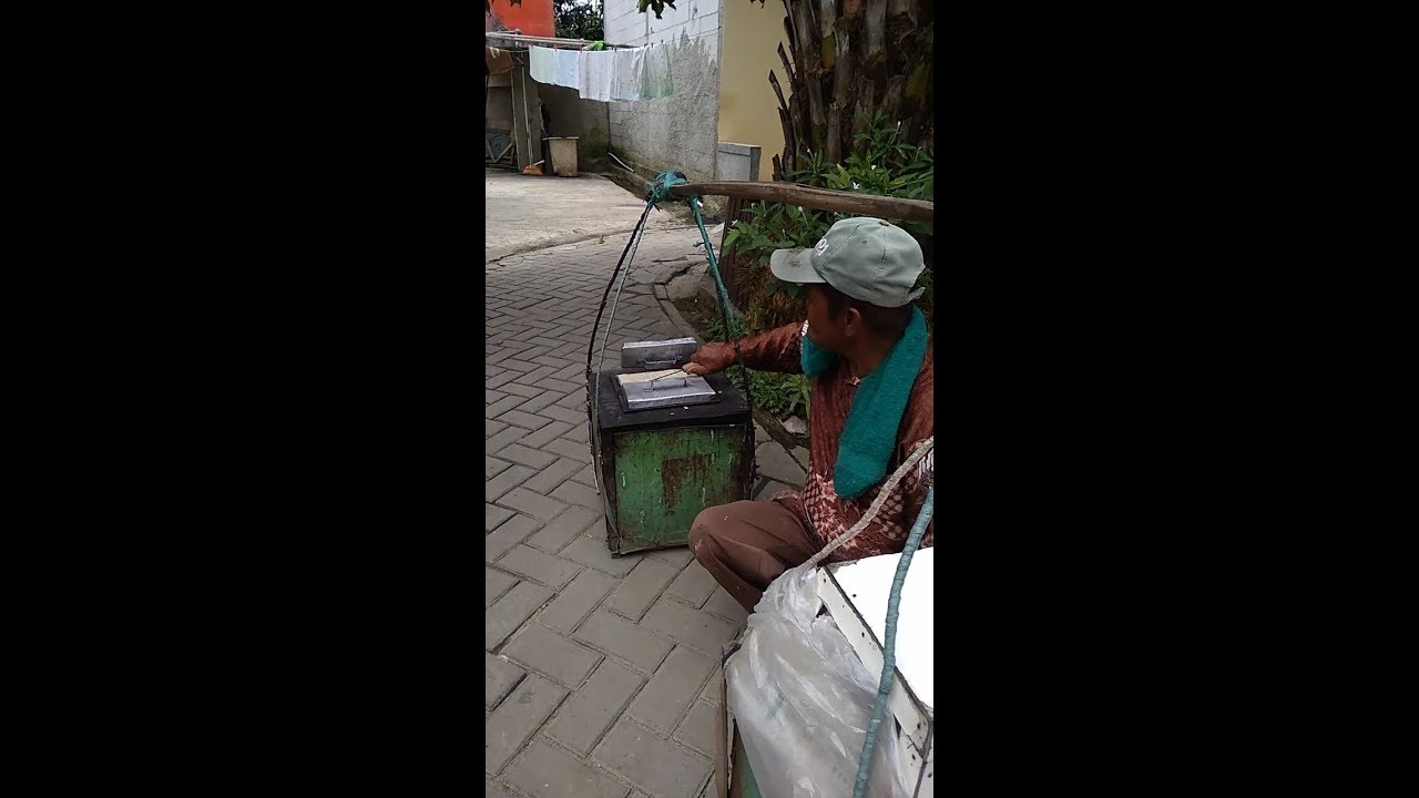  bapak penjual  kue pancong YouTube