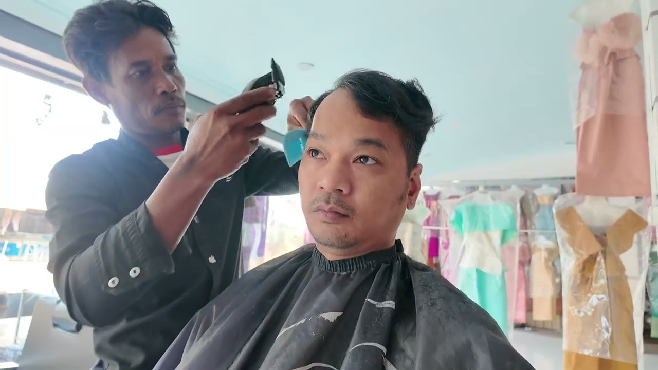 Premier coupe chez le coiffeur