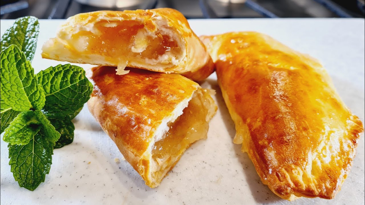 Как приготовить простые яблочные пироги с печеньем — рецепт из 2 ингредиентов (с возможностью зам...