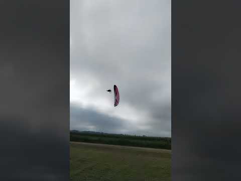 Paraglajder pao u polje