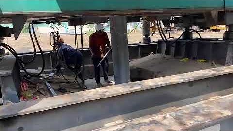 Quá trình robot ép cọc di chuyển và cân chỉnh cọc bằng thước level