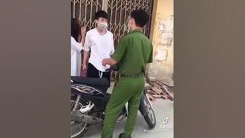 Thanh niên chửi bới công an mặc kệ bạn gái can ngăn