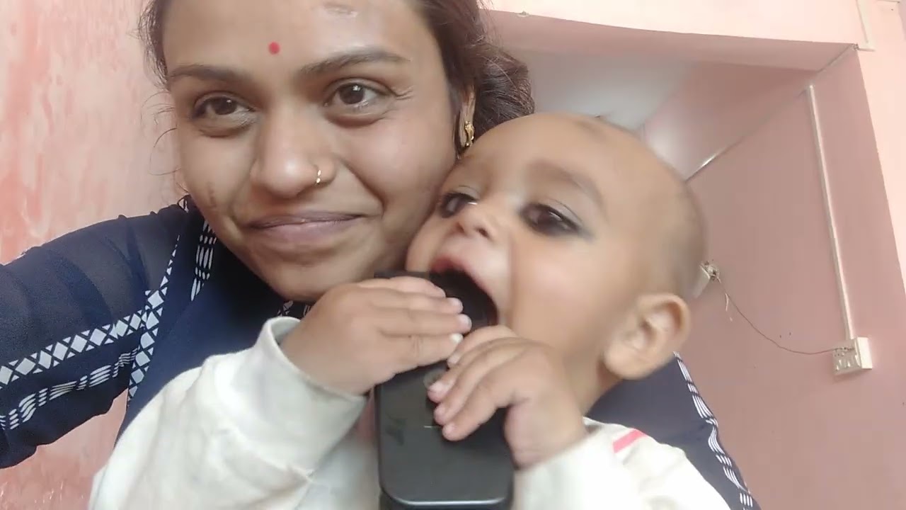 Ved khel rhe h mobile   se/ samyak ke vlog/#cutebaby 