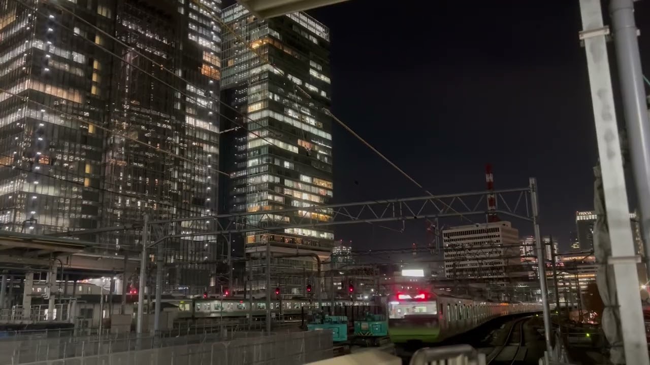 東京駅の夜景、電車は次々にやってくる。
