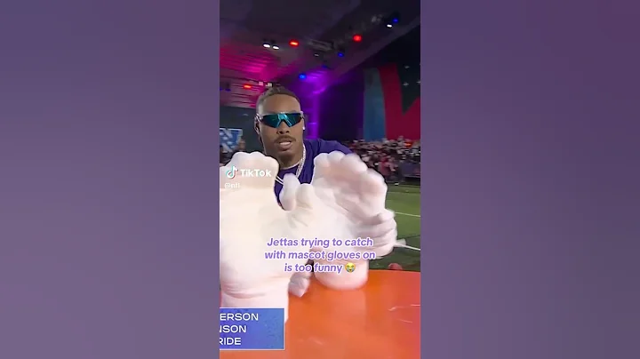 Justin Jefferson Trying To Catch With Mascot Gloves 🧤 On Is Too Funny 😂 #nfl #shorts