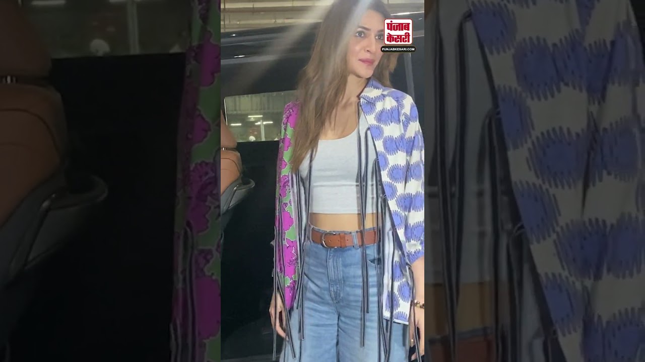 Kriti Sanon Give Poses For Photoshoot with Paps At Mumbai Airport