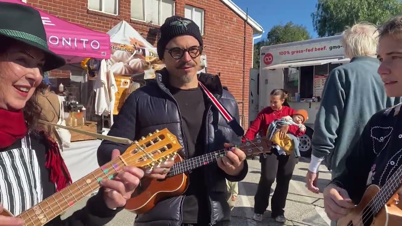 Ukulele lessons at Topanga Farmer's Market!