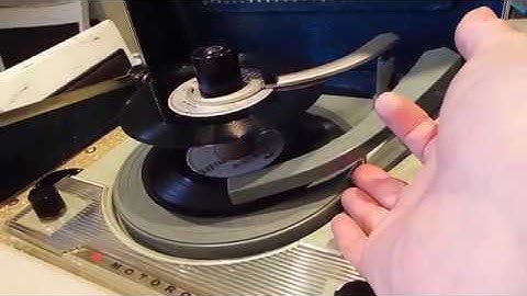 Motorola Calypso 4 speed automatic record player 6V6 tube amp. playing a stack of 45