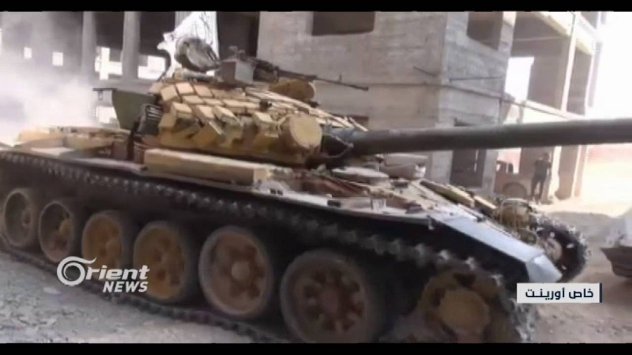 أورينت نيوز ترصداللحظات الأولى لتقدم  سرايا الانغماسيين أثناء اقتحام كلية المدفعية في حلب