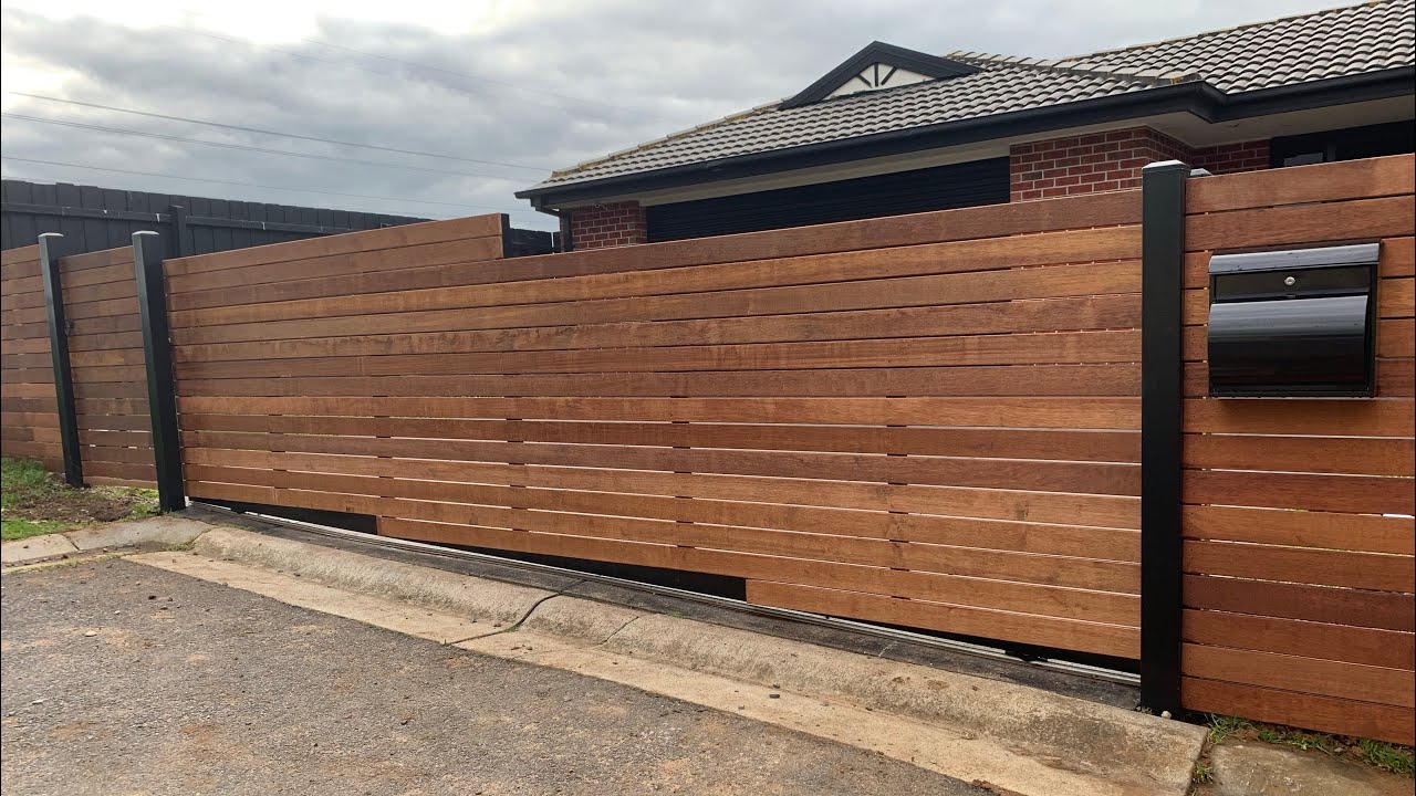 Horizontal Merbau front feature fence with automatic