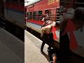 देखो महिला का फोन लेकर भाग रहा है#trainvideo #indianrailways #shortsfeed #train