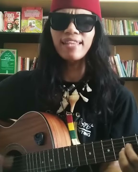Seorang pria betawi menyanyikan lagu menjelang puasa