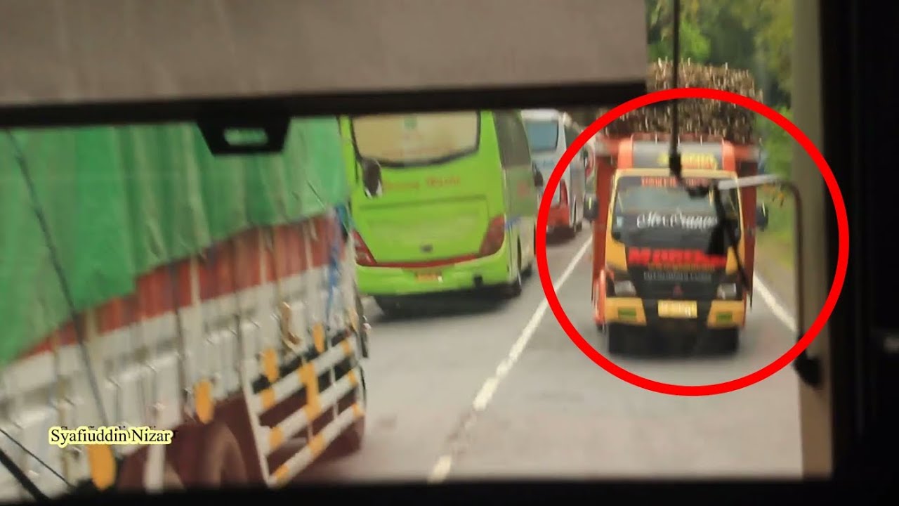 Nyaris Tabrakan Balapan Bus Sugeng Rahayu Patas vs  