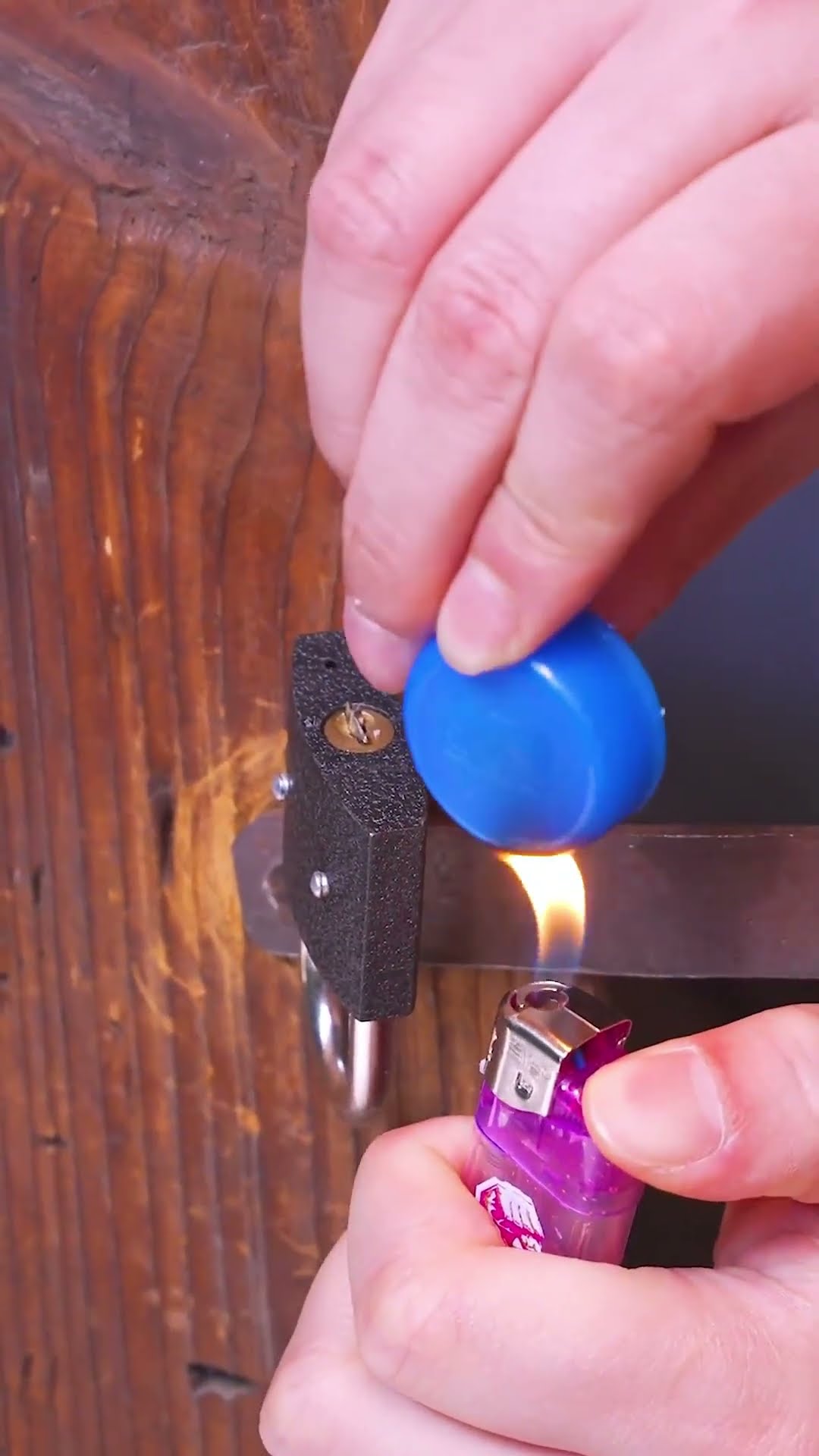 The genius son made a simple key out of a plastic cover and escaped!! #shorts#guige