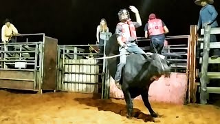 TREINO MONTARIAS EM TOUROS..CIA DE RODEIO CARJEO LIMÃO .AVAI S.P