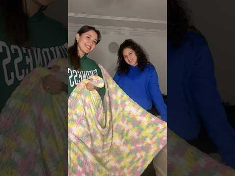 علمت جانا تعمل بطانية لنفسها من الخيوط الطريقة  