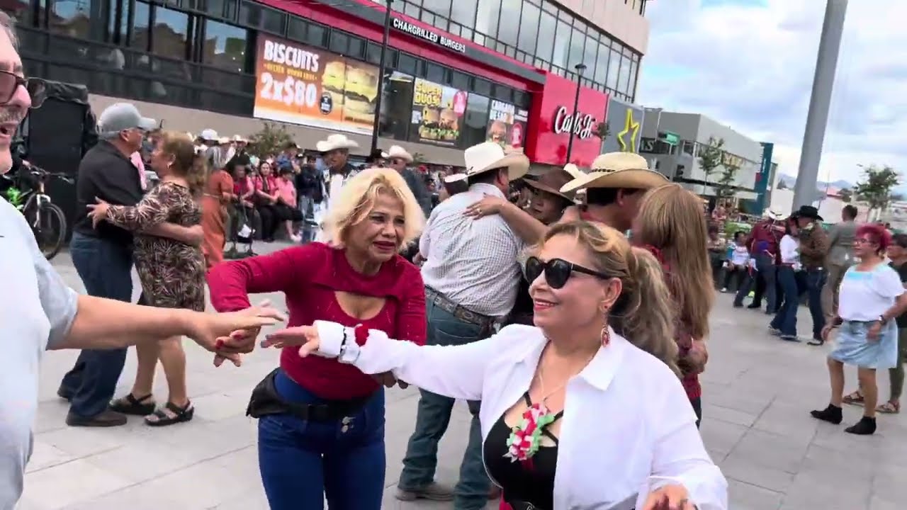 No hay como bailar💃🕺 en #chihuahuamex  ❤️con @musicalmilagroofficial 🎹