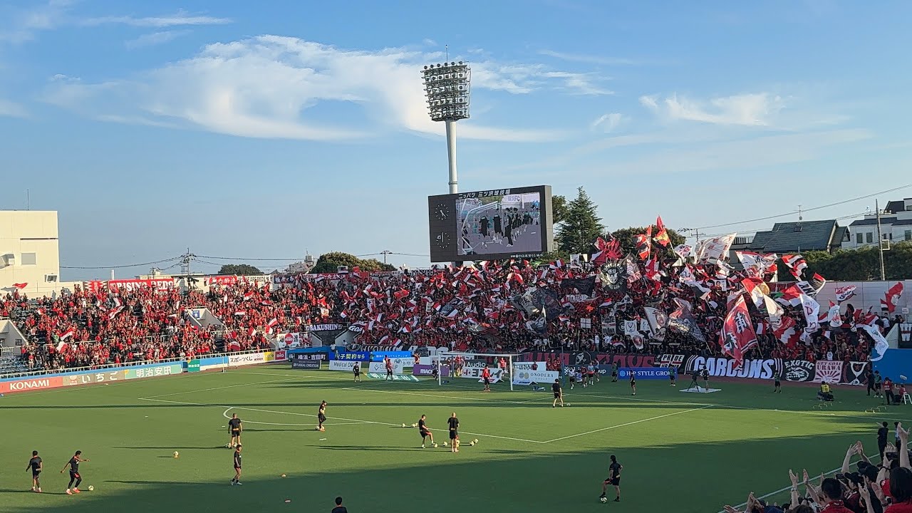 指定席もオールスタンディング「アレ浦和」ゴール裏の入場終わらぬうちに選手アップ開始 2025年8月9日(土) J1 横浜FC vs 浦和レッズ @ ニッパツ三ツ沢球技場