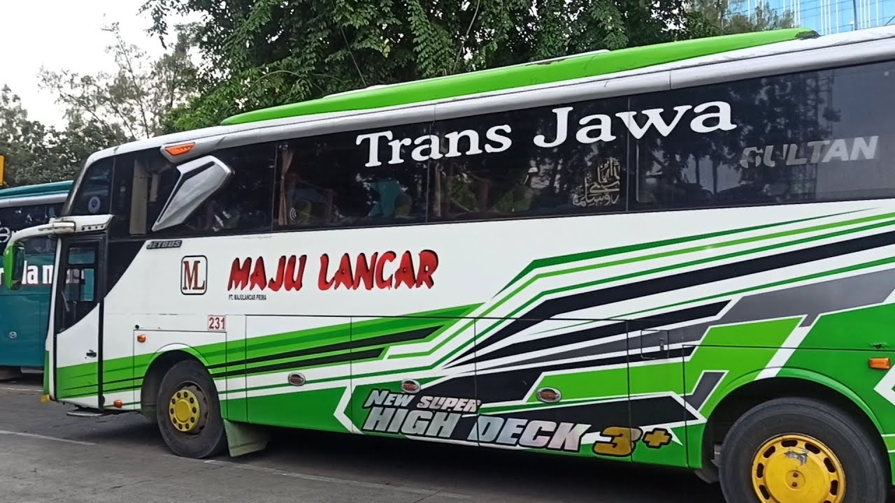 Bus maju lancar karoseri adiputro