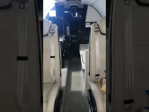 Video: Phenom 300 are toaletă?