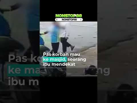 Seorang wanita paruh baya menarik Jilbab karyawati #berita #viral #shorts #terkini #info