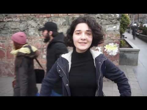 ხანდახან მგონია რო ზედმეტები ვართ ხალხი მიჭერს