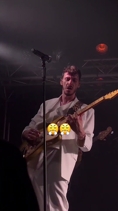 The epic button is back on stage now #rock #saults #guitar #guitarist