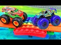 Monster Truckes HOT WHEELS VS Great Wall - Cars In The Pool With Pop It