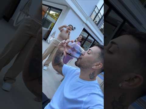 Carlinhos bebendo vinho e curtindo a Simone e Simaria cantar