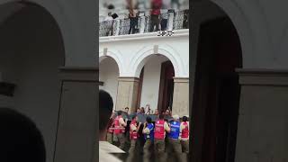 AVIENTAN a niño para recrear un salto.