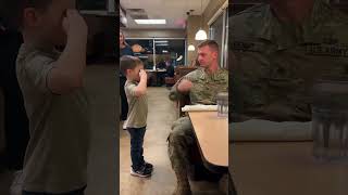 She Noticed His Uniform… Then Gave Him a Salute He’ll Never Forget ❤️🇺🇸