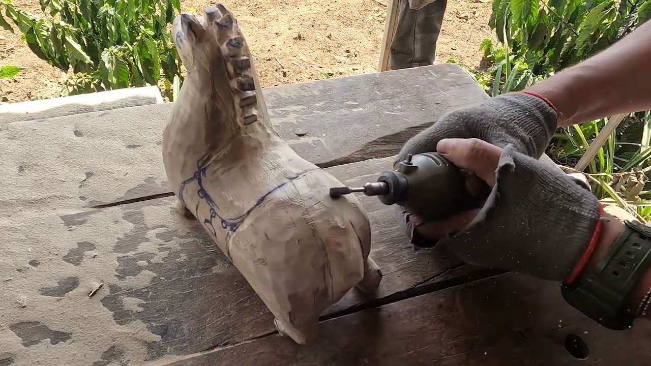 What Happens When You Combine Wood and Art ? Hand Carving a Horse Statue