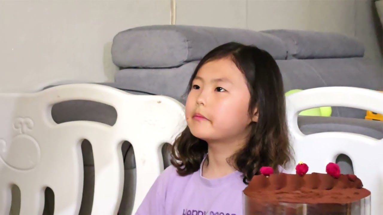 뽀뽀뽀하우스 나름 전통이 되버린 생일자한테 노래불러주기🎵  주인공은 우리집 딸 피글렛🐽🐰