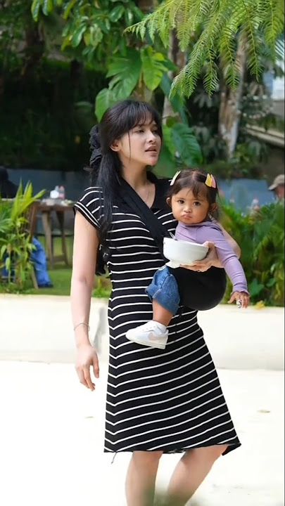 cunda's daughter eats while being carried by mama bella #bellabonita #dennycaknan #cunda