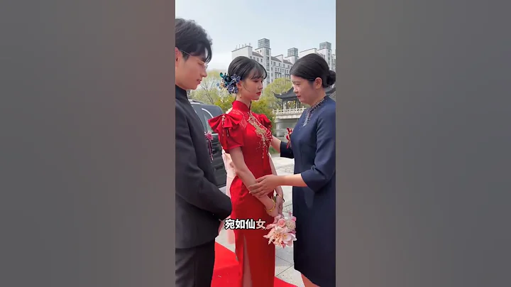 女兒的婚禮上，新娘打扮得在格外漂亮，她穿著精緻的婚紗，宛如仙女下凡#婚禮 #婚禮現場 #暖心 #幸福 #愛情 #夫妻 #結婚 #生活百態 - 天天要聞